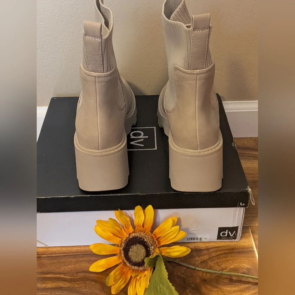 DV Dolce Vita Women's Villa Chelsea Lug Sole Booties Size 10M NIB - Picture 5 of 7